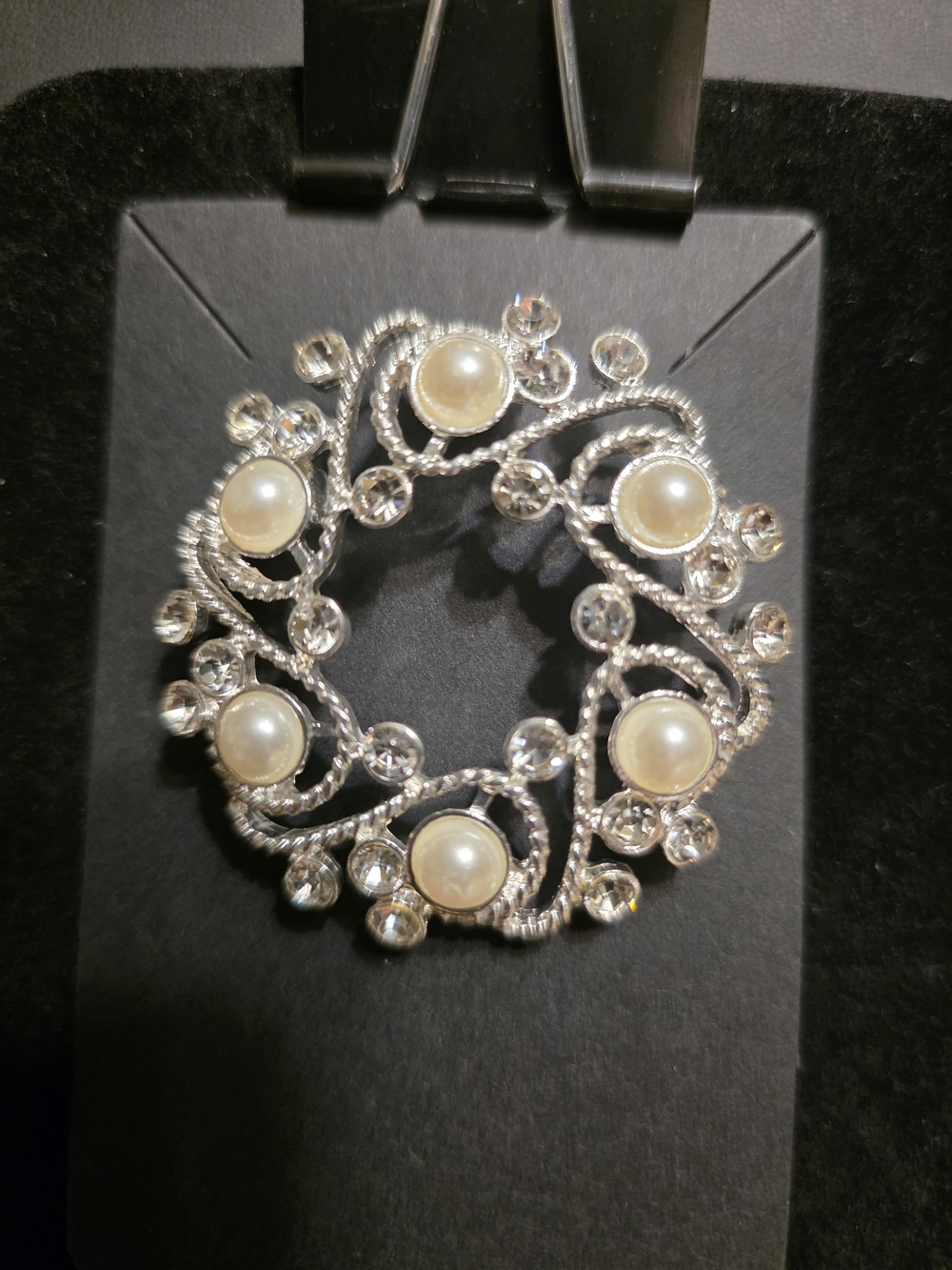 #263 Elegant Pearl and Crystal Wreath Brooch - Silver and Cream